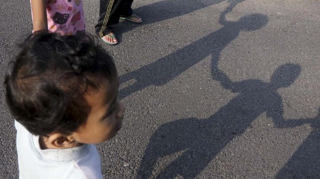 Satgas Ungkap Faktor Lonjakan Kasus Covid Pada Anak Salah satu faktor penyebab lonjakan kasus adalah kebiasaan anak bermain tanpa menjaga jarak. Perlu edukasi yang tepat agar psikologi anak tak terganggu.