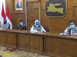 Jumlah Positif Terbanyak di Surabaya, Khofifah Prihatin Warga Masih Keluar Rumah