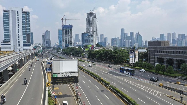 Foto udara lalu lintas kendaraan di tol dalam kota, Jakarta, MInggu (12/4/2020). Dalam rangka percepatan penanganan COVID-19, Pemprov DKI Jakarta  memberlakukan Pembatasan Sosial Berskala Besar (PSBB) selama 14 hari dimulai pada 10 April hingga 23 April 2020. ANTARA FOTO/Nova Wahyudi/foc.