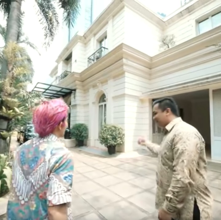 <p>Inilah rumah Sandiaga Uno yang ditempati bersama istri dan anaknya. Terletak di kawasan elit di Jakarta Selatan. (Foto: YouTube Atta Halilintar)</p>