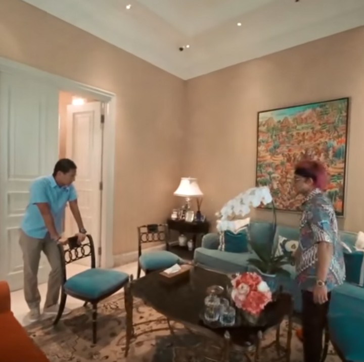 <p>Seperti ini penampakan ruang tamu Sandiaga Uno. Pilihan sofa berwarna tosca tampak mempercantik ruangan. Dilengkapi dengan cahaya temaram lampu di sudut ruangan. (Foto: YouTube Atta Halilintar)</p>