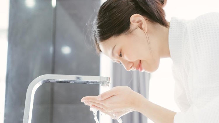 Mencuci wajah jangan asal basuh pakai sabun dan air, Bun. Untuk mendapatan tampilan glowing tanpa jerawat dibutuhkan setidaknya 60 detik untuk cuci wajah.