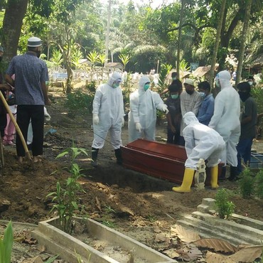Kisah Sedih Sopir Mobil Jenazah, Menangis Makamkan Pasien Corona Setiap Hari
