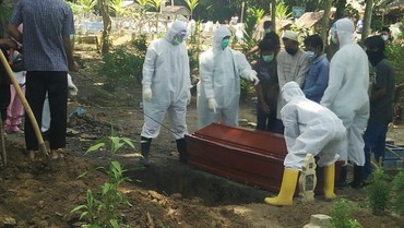 Kisah Sedih Sopir Mobil Jenazah, Menangis Makamkan Pasien Corona Setiap Hari