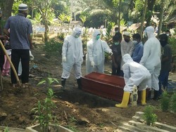 Curhat Pilu Sopir Mobil Jenazah di Jakarta yang Kuburkan Korban Corona