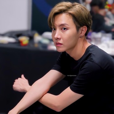 Tergila-gila, J-Hope Pasang Foto Musisi Wanita Ini di Wallpaper Laptop