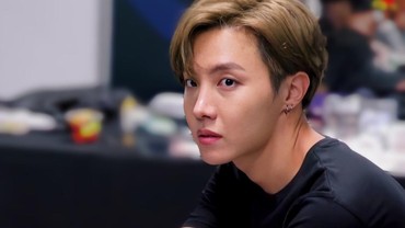 img-title Tergila-gila, J-Hope Pasang Foto Musisi Wanita Ini di Wallpaper Laptop