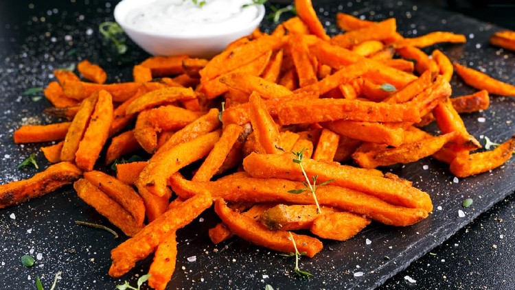 Stik ubi masih menjadi camilan kekinian yang mudah dibuat di rumah. Simak tips menggoreng stik ubi agar krispi dan renyah saat dimakan berikut, Bun.