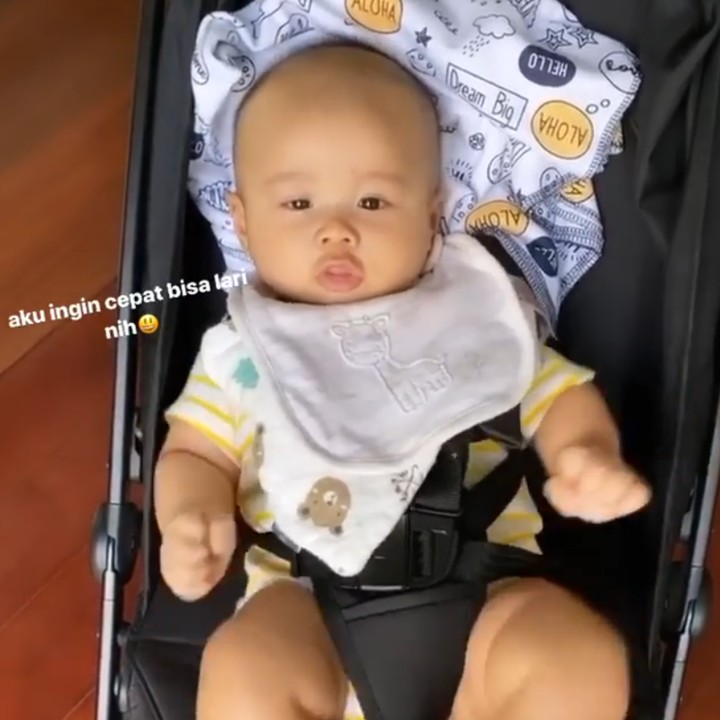 <p>Bayi 3 bulan ini sudah kuat menendang-nendangkan kakinya dari atas stroller. (Foto: Instagram @btpnd)</p>