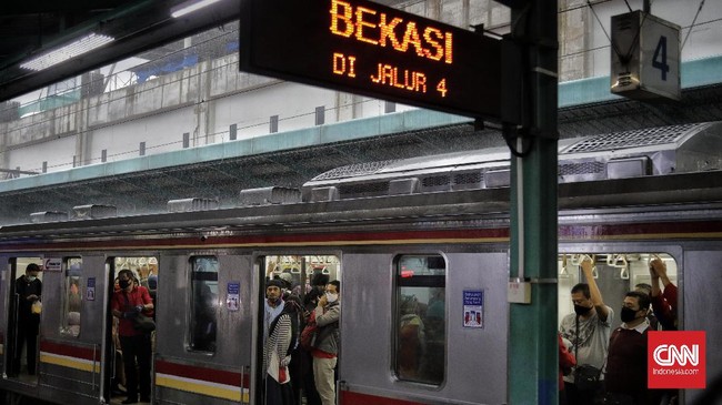 Penumpang memenuhi KRL Commuter Line  jurusan Bekasi dan Bogor di Stasiun Manggarai. Jakarta, Senin 13 April 2020. Pada hari ke-4 penerapan Pembatasan Sosial Berskala Besar (PSBB) di Jakarta, penumpang KRL masih banyak yang berdesak-desakan.
