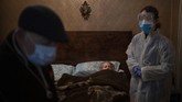 FOTO: Lansia Spanyol Rentan Terinfeksi Virus Corona Lansia di Poble Sec, Barcelona rentan terinfeksi virus corona tak ada lagi dukungan dari petugas kesehatan yang biasanya datang secara sukarela.