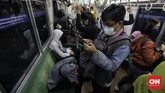FOTO: Sesak Gerbong KRL di Tengah PSBB Jakarta Senin (13/4) adalah hari kerja pertama masa pembatasan sosial berskala besar berlaku di DKI Jakarta di mana KRL tetap padat seperti hari biasa.