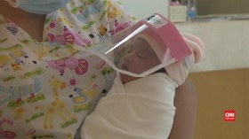 VIDEO: Bayi Baru Lahir di Thailand Dipakaikan Pelindung Wajah