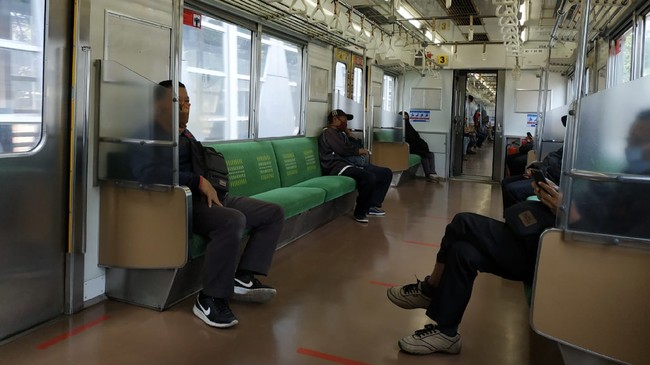 Penumpang KRL Commuter Line wajib mengenakan masker. Petugas keamanan KRL akan memberikan teguran bila penumpang mencopot masker.
