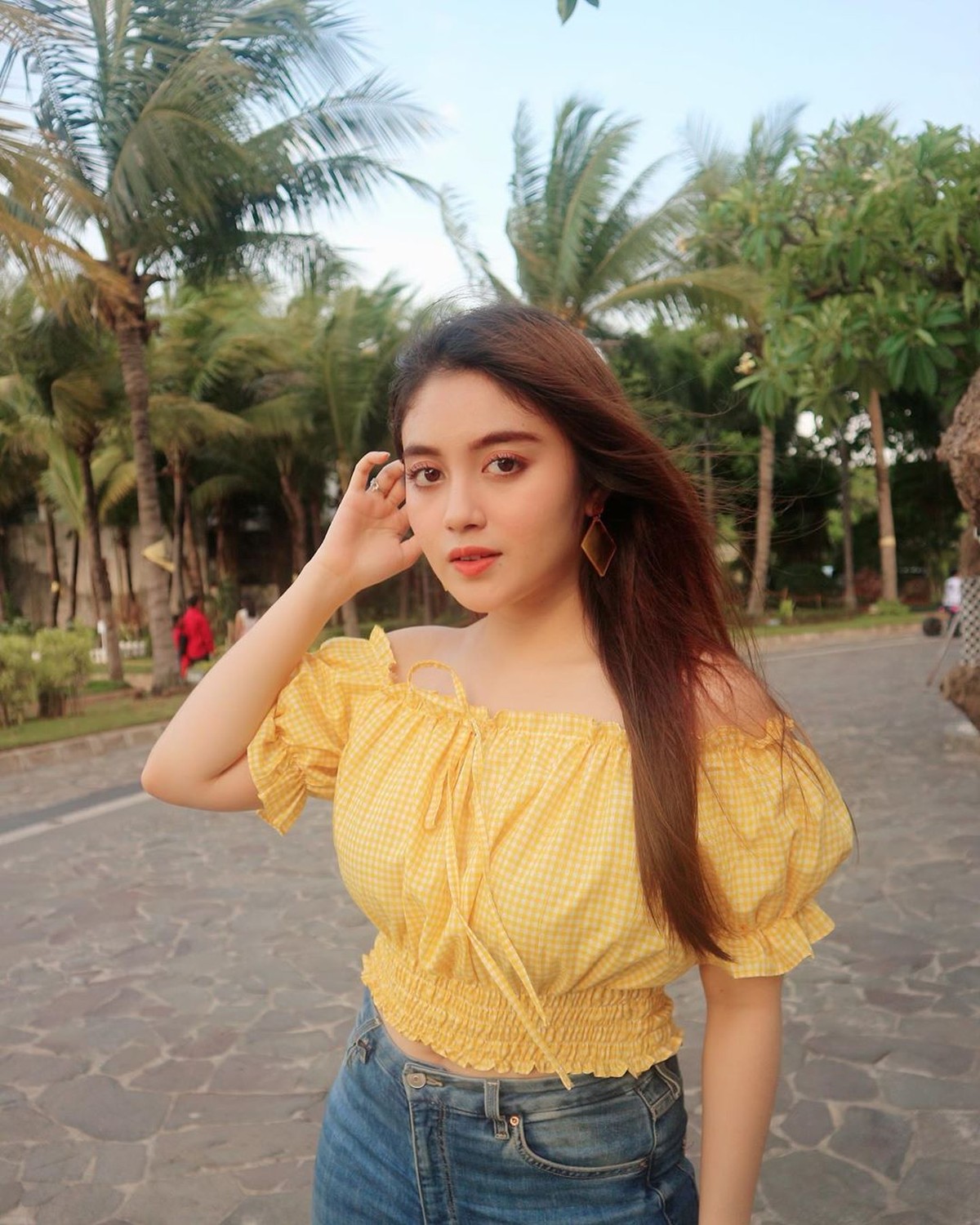 Semenjak lulus dari JKT48&comma; Nabilah Ratna Ayu fokus bersolo karier&period; Penampilan dara berusia 20 tahun ini pun berubah drastis&period; Simak perubahannya yuk&excl;