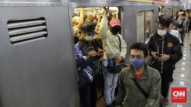 Penumpang memenuhi KRL Commuter Line  jurusan Bekasi dan Bogor di Stasiun Manggarai. Jakarta, Senin 13 April 2020. Pada hari ke-4 penerapan Pembatasan Sosial Berskala Besar (PSBB) di Jakarta, penumpang KRL masih banyak yang berdesak-desakan.