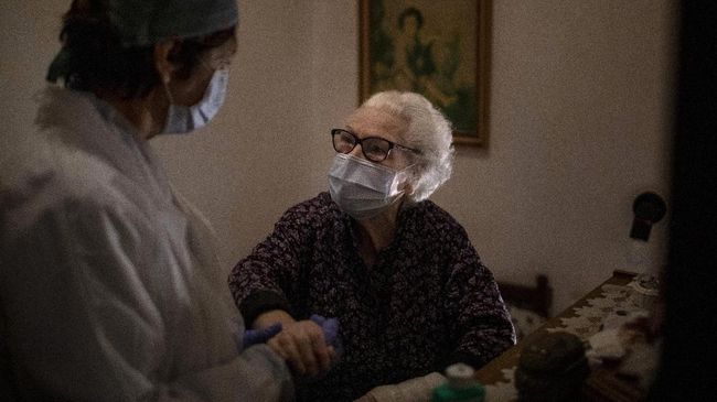 Lansia menjadi salah satu kelompok prioritas dalam vaksinasi Covid-19 tahap dua. Berikut syarat vaksinasi Covid-19 pada lansia berdasarkan tingkat kerapuhan.