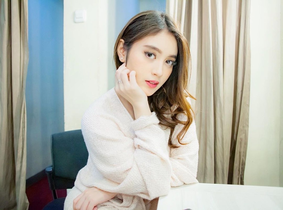 Semenjak lulus dari JKT48&comma; Nabilah Ratna Ayu fokus bersolo karier&period; Penampilan dara berusia 20 tahun ini pun berubah drastis&period; Simak perubahannya yuk&excl;