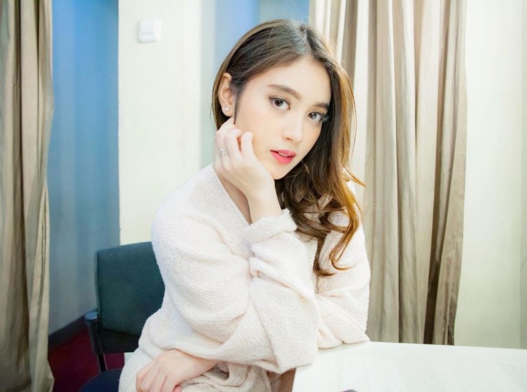 7 Penampilan Nabilah Ratna Ayu Eks JKT48 yang Semakin Dewasa Semenjak lulus dari JKT48, Nabilah Ratna Ayu fokus bersolo karier. Penampilan dara berusia 20 tahun ini pun berubah drastis. Simak perubahannya yuk!