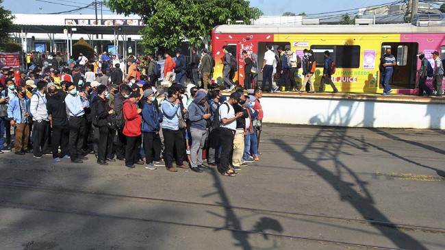 Penumpang memenuhi KRL Commuter Line  jurusan Bekasi dan Bogor di Stasiun Manggarai. Jakarta, Senin 13 April 2020. Pada hari ke-4 penerapan Pembatasan Sosial Berskala Besar (PSBB) di Jakarta, penumpang KRL masih banyak yang berdesak-desakan.