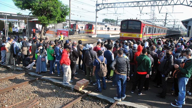 PT KCI menyebut penambahan rangkaian KRL bukan solusi penumpukan penumpang saat PSBB dan meminta kantor-kantor displin menerapkan status itu.
