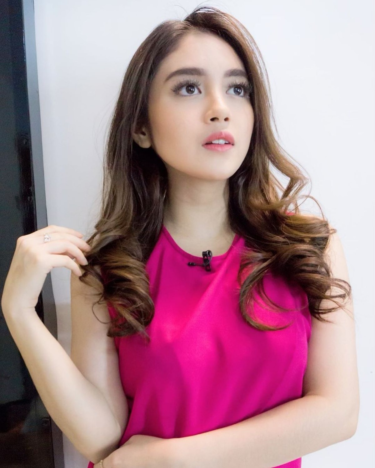 Semenjak lulus dari JKT48&comma; Nabilah Ratna Ayu fokus bersolo karier&period; Penampilan dara berusia 20 tahun ini pun berubah drastis&period; Simak perubahannya yuk&excl;