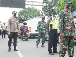 Aparat Gabungan Periksa Puluhan Kendaraan di Cek Poin PSBB Kalideres