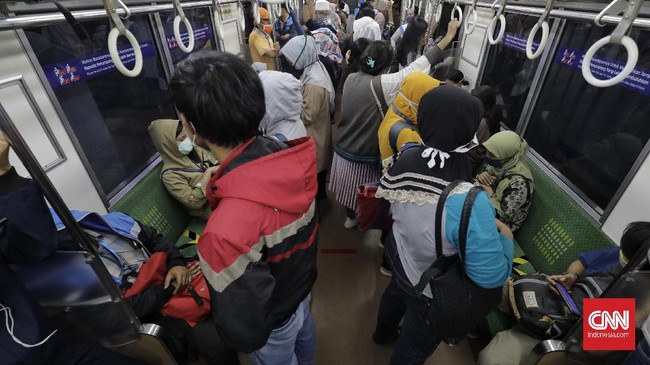 Penumpang memenuhi KRL Commuter Line  jurusan Bekasi dan Bogor di Stasiun Manggarai. Jakarta, Senin 13 April 2020. Pada hari ke-4 penerapan Pembatasan Sosial Berskala Besar (PSBB) di Jakarta, penumpang KRL masih banyak yang berdesak-desakan.