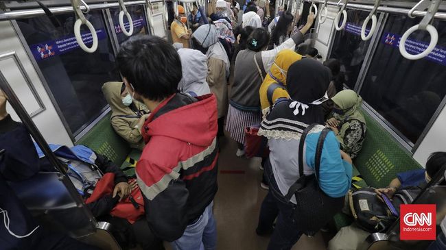 Penumpang KRL Commuter Line Padati Stasiun Manggarai Penumpang memenuhi KRL Commuter Line jurusan Bekasi dan Bogor di Stasiun Manggarai. Jakarta, Senin 13 April 2020. Pada hari ke-4 penerapan Pembatasan Sosial Berskala Besar (PSBB) di Jakarta, penumpang KRL masih banyak yang berdesak-desakan.