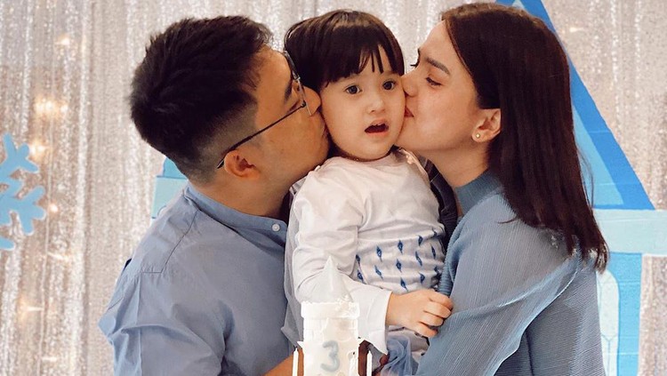 Alice Norin bersama suami dan putrinya, Alita