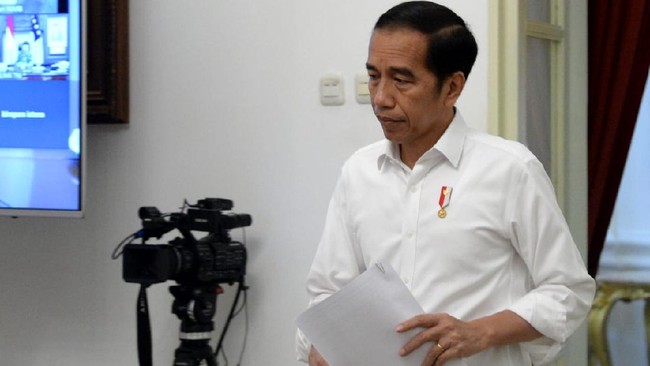 Presiden Jokowi membantah isu kabinet tak solid usai Mahfud MD mundur dari kursi Menko Polhukam.