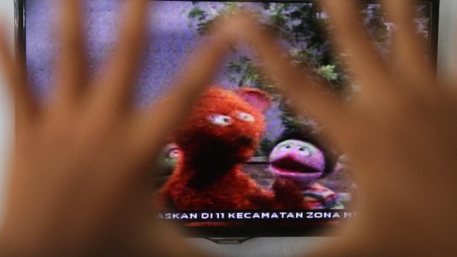 Seorang anak menonton televisi siaran perdana 'Belajar dari Rumah' tingkat PAUD yang diselenggarakan Kementerian Pendidikan dan Kebudayaan (Kemendikbud) di Kota Kediri, Jawa Timur, Senin (13/4/2020). Kemendikbud menyiapkan 720 episode untuk penayangan Belajar dari Rumah selama 90 hari di TVRI bagi pelajar tingkat PAUD hingga SMA. ANTARA FOTO/Prasetia Fauzani/hp.
