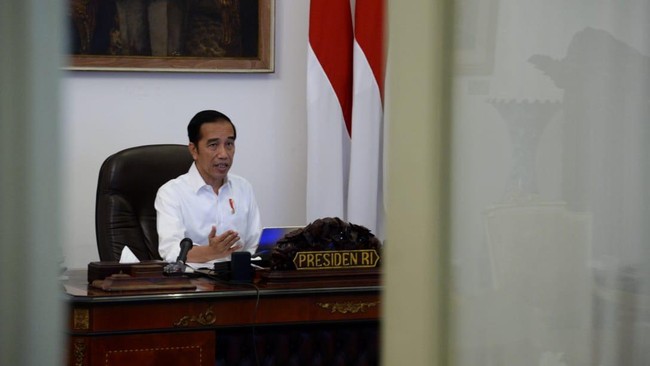 Presiden Joko Widodo membuka rapat terbatas soal laporan covid-19, Senin (13/4)