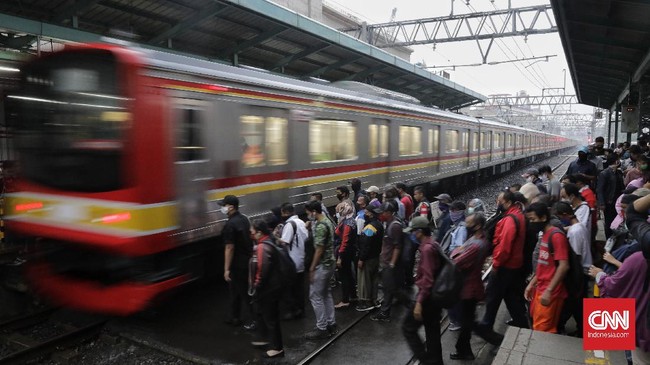 Penumpang memenuhi KRL Commuter Line  jurusan Bekasi dan Bogor di Stasiun Manggarai. Jakarta, Senin 13 April 2020. Pada hari ke-4 penerapan Pembatasan Sosial Berskala Besar (PSBB) di Jakarta, penumpang KRL masih banyak yang berdesak-desakan.