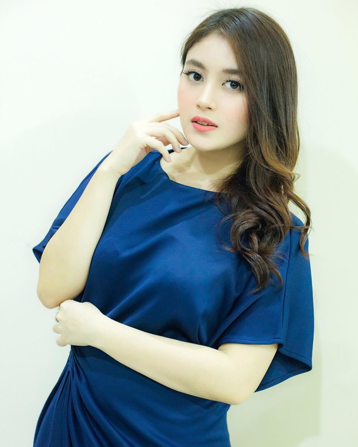 Semenjak lulus dari JKT48&comma; Nabilah Ratna Ayu fokus bersolo karier&period; Penampilan dara berusia 20 tahun ini pun berubah drastis&period; Simak perubahannya yuk&excl;