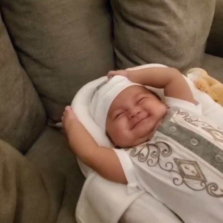 <p>Ekspresi Kiano baru bangun tidur, enggak nangis malah langsung senyum. (Foto: Instagram @baimwong)</p>