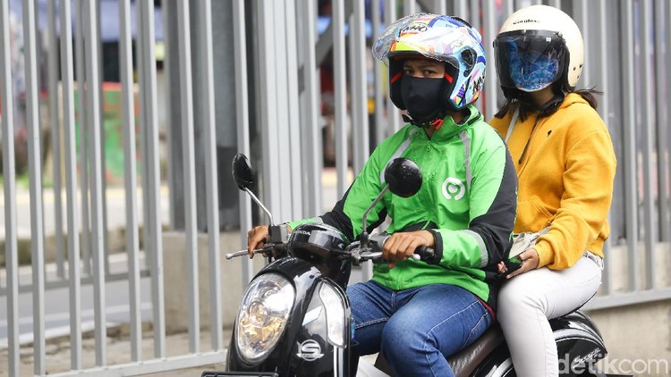 Ojol Boleh Tarik Penumpang Lagi Ojek online kembali tengah menarik penumpang di kawasan Jakarta Selatan, Senin (13/4/2020). Kementerian Perhubungan mengizinkan ojek online (ojol) untuk kembali mengangkut penumpang wilayah yang menerapkan PSBB.