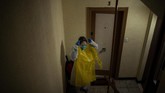 FOTO: Lansia Spanyol Rentan Terinfeksi Virus Corona Lansia di Poble Sec, Barcelona rentan terinfeksi virus corona tak ada lagi dukungan dari petugas kesehatan yang biasanya datang secara sukarela.
