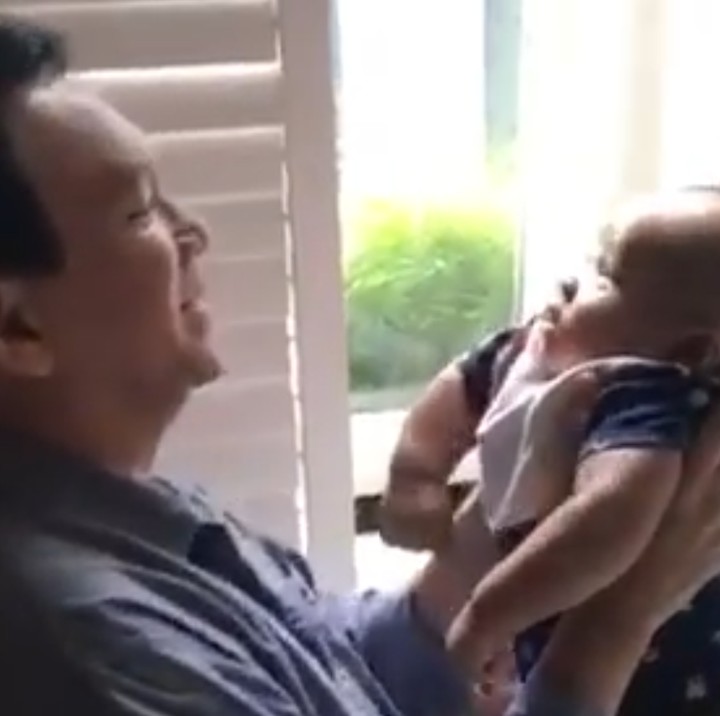 <p>Saat work from home (WFH) selama pandemi corona, Ahok banyak menghabiskan waktu bermain bersama Yosafat. (Foto: Instagram @btpnd)</p>