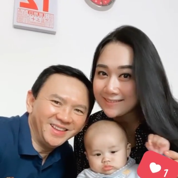 <p>Sang bayi yang menggemaskan berfoto bersama Ahok dan Puput Nastiti Devi. (Foto: Instagram @btpnd)</p>