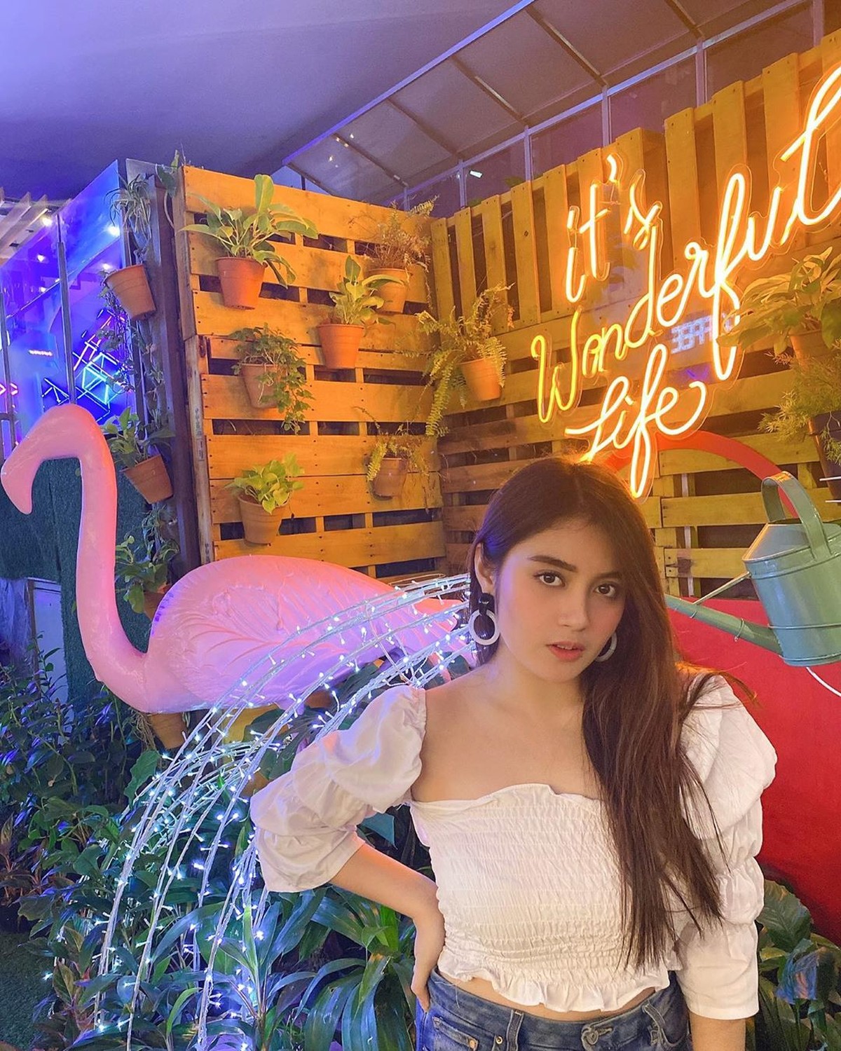 Semenjak lulus dari JKT48&comma; Nabilah Ratna Ayu fokus bersolo karier&period; Penampilan dara berusia 20 tahun ini pun berubah drastis&period; Simak perubahannya yuk&excl;