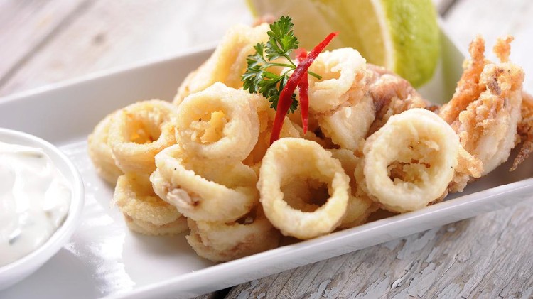 Calamari ring bisa menjadi sajian pelengkap makan atau camilan, Bun. Simak tips menggoreng calamari ring agar renyah dan gurih berikut ya.