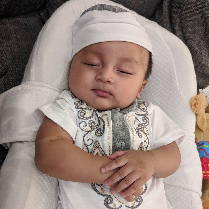 <p>Momen tertidur Kiano saat memakai baju koko dan peci ini pun tak luput dari bidikan kamera. (Foto: Instagram @baimwong)</p>