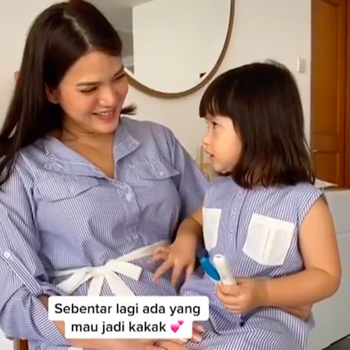 Alice sangat happy karena beberapa bulan lagi, Alita yang sudah berusia 3 tahun bakal jadi kakak. (Foto: Instagram @alicenorin)