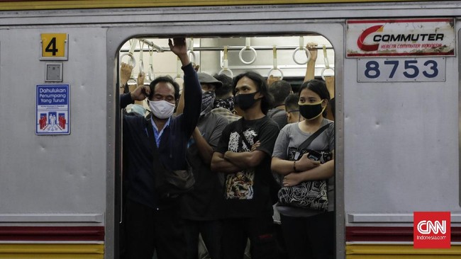 Penumpang memenuhi KRL Commuter Line  jurusan Bekasi dan Bogor di Stasiun Manggarai. Jakarta, Senin 13 April 2020. Pada hari ke-4 penerapan Pembatasan Sosial Berskala Besar (PSBB) di Jakarta, penumpang KRL masih banyak yang berdesak-desakan.