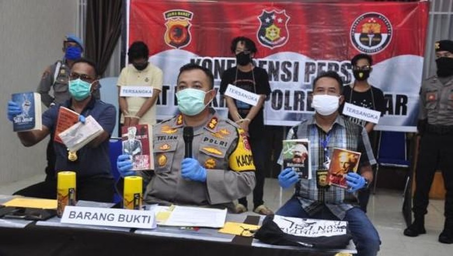 Nama Tere Liye mendadak jadi viral di Twitter karena bukunya disita kepolisian terkait kasus ujaran kebencian.