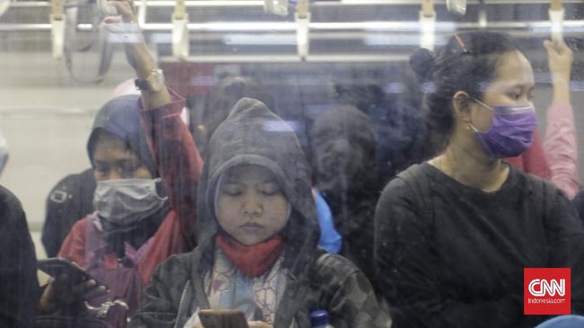 Penumpang memenuhi KRL Commuter Line  jurusan Bekasi dan Bogor di Stasiun Manggarai. Jakarta, Senin 13 April 2020. Pada hari ke-4 penerapan Pembatasan Sosial Berskala Besar (PSBB) di Jakarta, penumpang KRL masih banyak yang berdesak-desakan.
