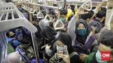 FOTO: Sesak Gerbong KRL di Tengah PSBB Jakarta Senin (13/4) adalah hari kerja pertama masa pembatasan sosial berskala besar berlaku di DKI Jakarta di mana KRL tetap padat seperti hari biasa.