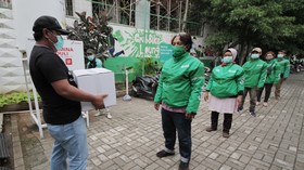 Gandeng Perusahaan Besar, Grab Beri Sembako untuk Mitra