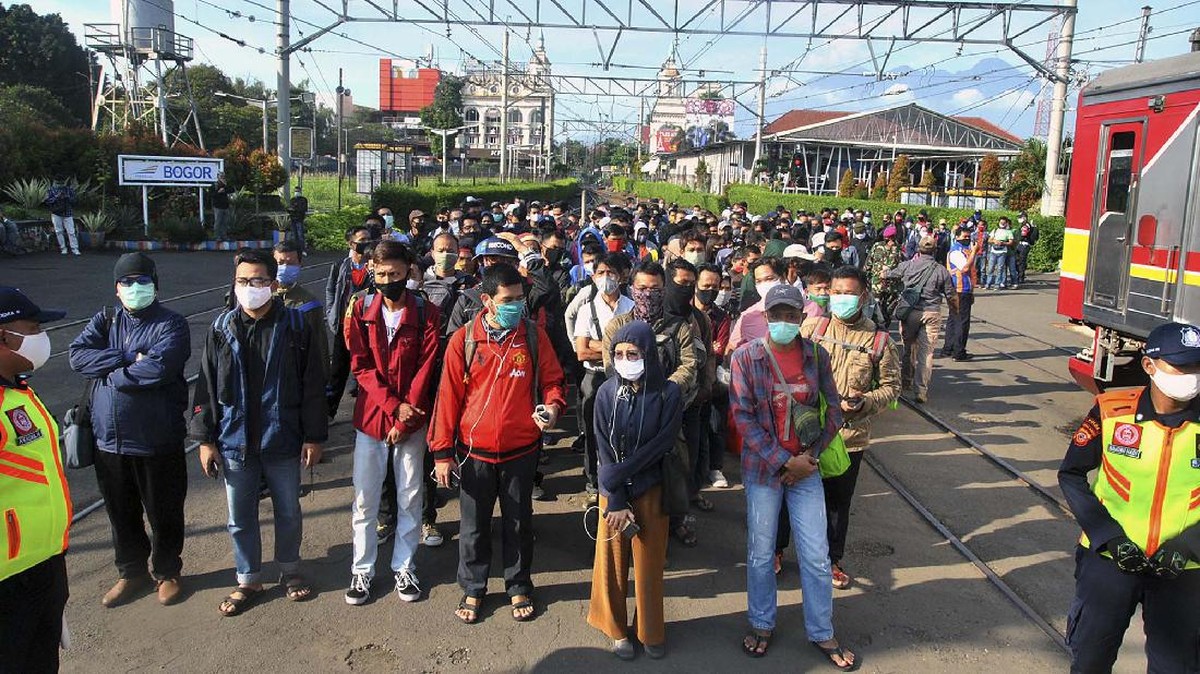 FOTO: Sesak Gerbong KRL di Tengah PSBB Jakarta